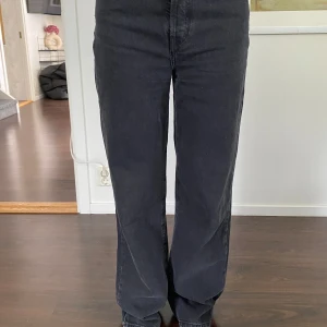 Svarta jeans  - Svarta jättefina jeans, oanvända, i jättebra skick. De är highwaist, de står på byxorna att storleken är 28 skulle säga att de motsvarar S Nypris: 400kr 