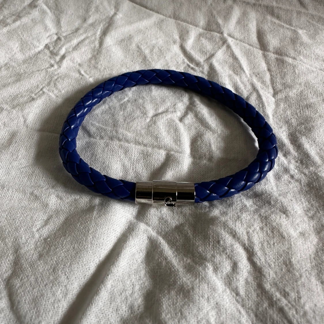 Ett läderarmband i färgen blå