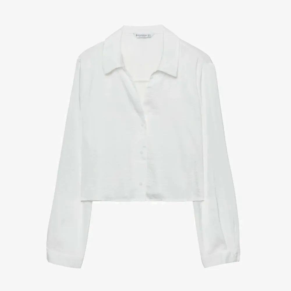 Säljer denna vita cropped skjortan ifrån hm . Har aldrig använt och har prislappen kvar ! . Skjortor.