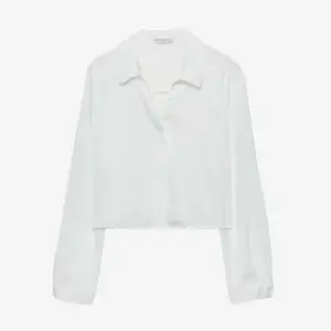 Säljer denna vita cropped skjortan ifrån hm . Har aldrig använt och har prislappen kvar ! 