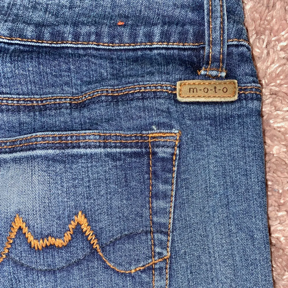 Säljer ett par bootcut/straight moto jeans i bra skick pga att dom inte kommer till användning. Dom är insydda längst ner men passar mig perfekt som är 162,skriv för mer info🤍. Jeans & Byxor.