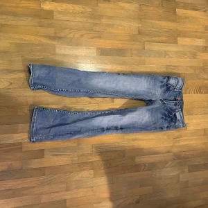 Blå jeans från shein - Jeans aldrig använda pga strl. Fin färg med fina detaljer. Nypris 200
