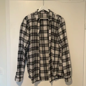 Svart rutig skjorta - Säljer nu min jätte snygga skjorta som är perfekt inför sommaren☀️ Storleken är M men kan också passa S.  Skjorta var en present som aldrig har används. Om ni har några frågor var inte rädda att ställa dem!
