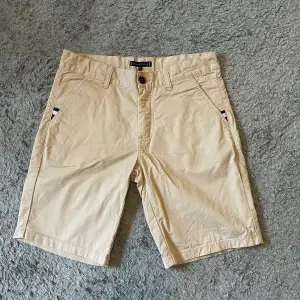 Hej, säljer ett par Tommy Hilfiger shorts i absolut nyskick. Endast använda ett par gånger. Säljes pga att de blivit för små. Storlek 164/s