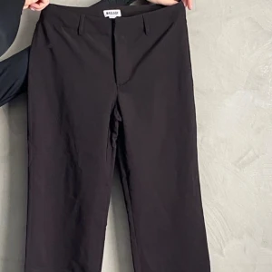 Madlady kostymbyxor  - Low waist Kostymbyxor - Drew Black. Storlek EU36-XTRA Tall. Aldrig använda pga köpt fel storlek.