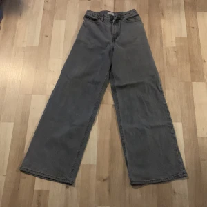 Baggy jeans - Ett par gråa baggy jeans från Lindex. Säljer då det är för små för mig🩷