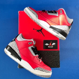 Jordan 3 Red Cement  - Jordan 3 Red Cement  Cond - 8.5/10 Storlek - 41/US8 Box och extra snören medföljer  Pris - 1500kr    
