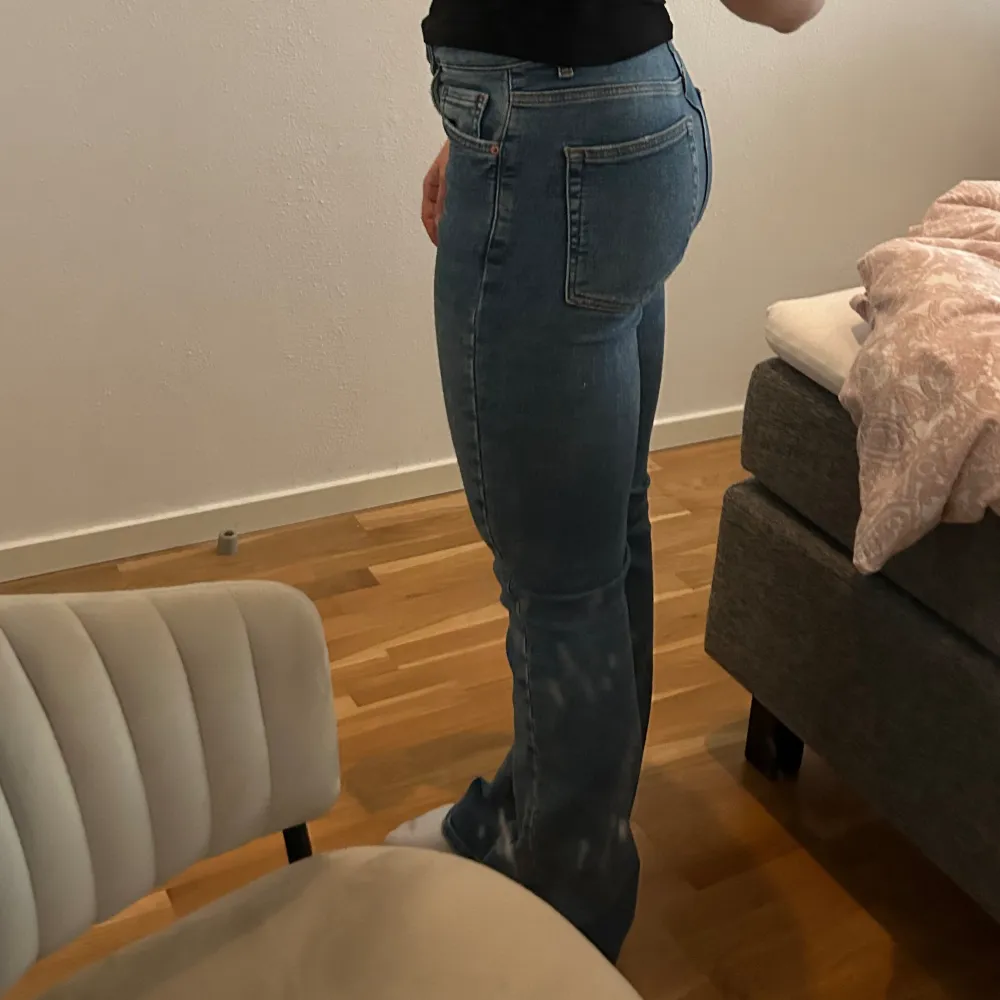 Säljer dessa jeans från Gina Tricot i storlek 38💞 det är i mycket bra skick och är använda bara ett par få tal gånger. . Jeans & Byxor.