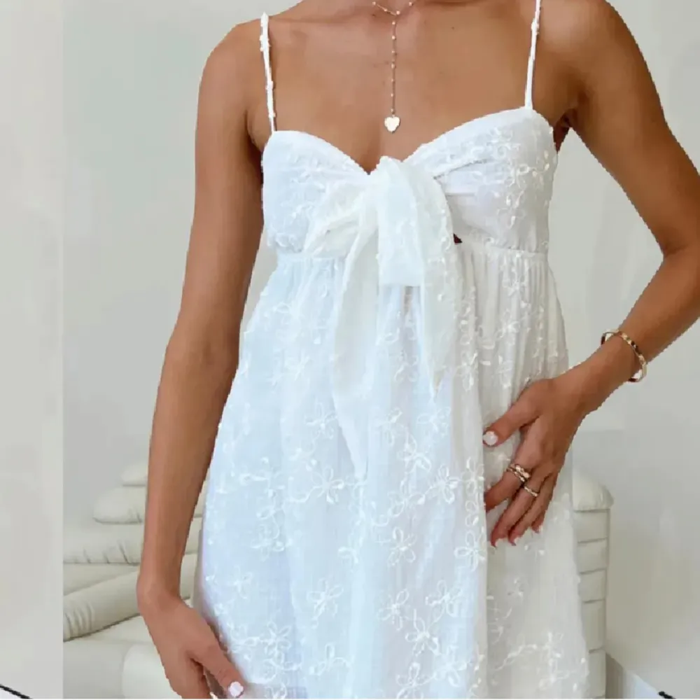 Säljer denna fina vita klänningen, då den inte kommer till användning. Köpt här på plick för 1 månad sedan. Lånade bilder!💗. Klänningar.