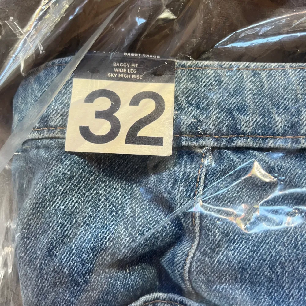 Oanvända med lappen kvar, säljer pga fel storlek (32 R) GAP BAGGY CARGO CACHUMA - Jeansshorts. Köpta för 969kr på Zalando. . Jeans & Byxor.