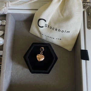 Berlock - Helt ny berlock från C Stockholm i roseguld! Super fint att ha som halsband, nypris 199kr💓