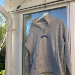 Sweatshirt  - Grå sweatshirt från hm med blå text som är jätteskön Pris: 65kr