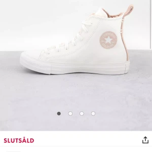 Converse Perfect Is not Perfect - Söta vita/rosa converse skor i storlek 36🫶🏽🫶🏽🫶🏽🫶🏽🫶🏽 jättefint skick🥰🥰 enbart använda en gång, skriv om du har frågor💕