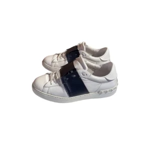 Valentino opens - Ett par fina sommriga valentinos som inte har några större defekter. dm för mer info tveka inte om att skriva😁