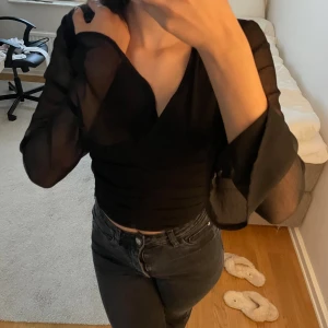 Svart blus  - Jätte fin svart blus från Bikbok, bara använt en gång! I jätte bra skick❤️