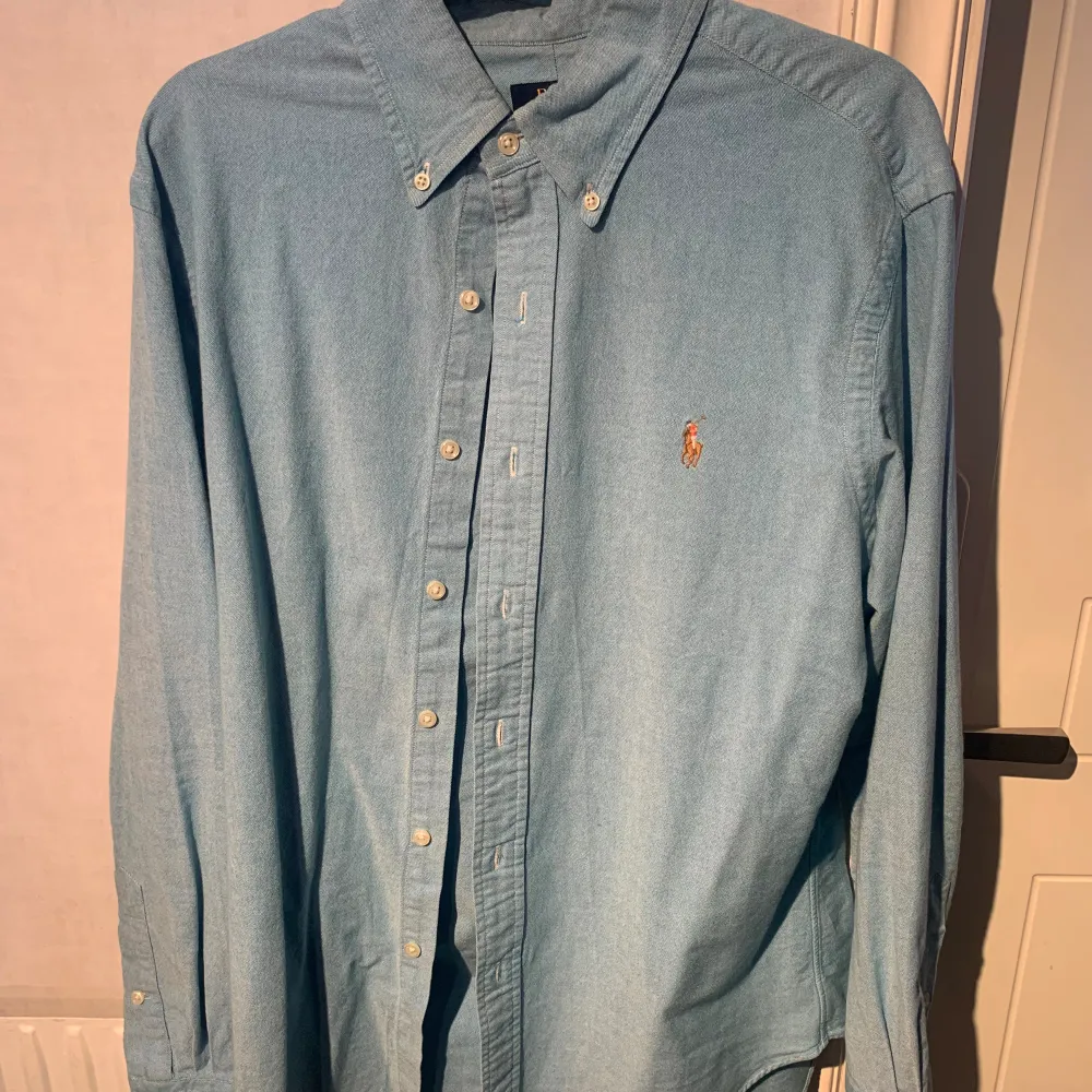 Ralph lauren skjorta i storlek L custom/slim fit.   Färg: Ljusblå Skick : Jättefint. Skjortor.