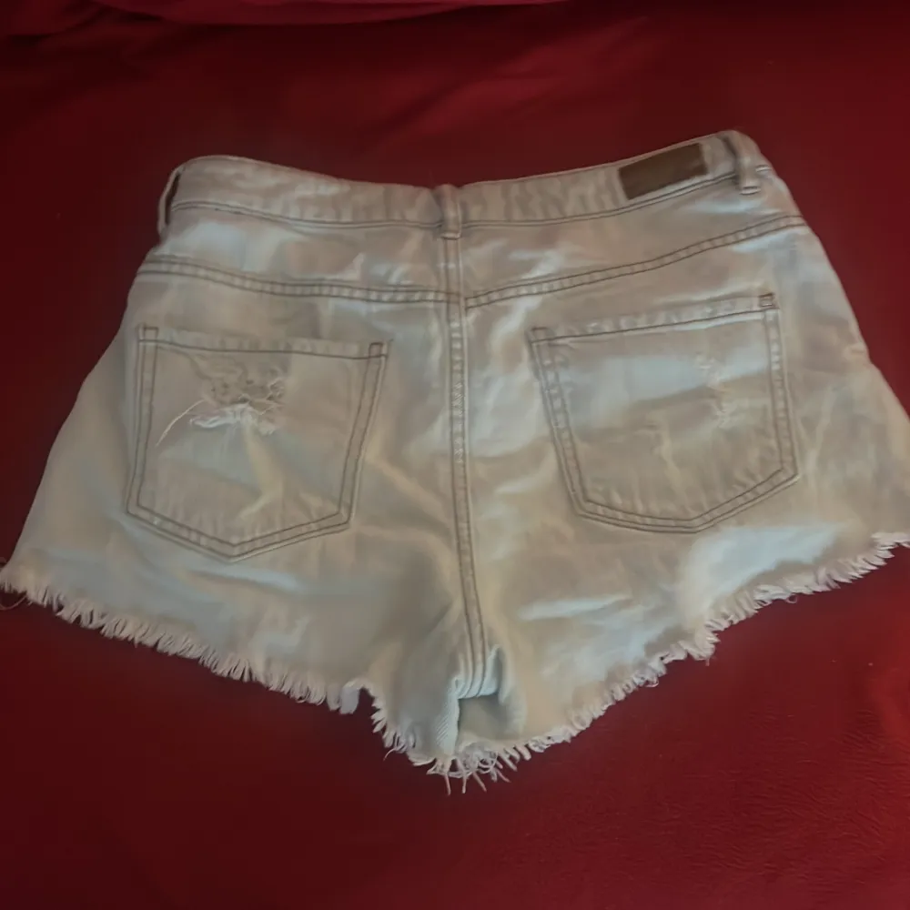 Ett par sjukt fina jeans shorts i strl S men passar M också från garage med hål. Säljer de på grund av att de är för små för mig . Shorts.