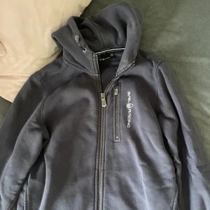 Sail racing   - Säljer min sailracing tröja använd några gånger jätte bra skick, skulle kunna diskutera pris😊