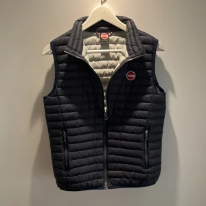 Colmar väst  - Säljer dena snygga Colmar väst. Riktigt bra skick och inga defekter. Passar dig som är 166cm till 170 då den är lite stor i storleken. Knappt använd och perfekt till sommaren.