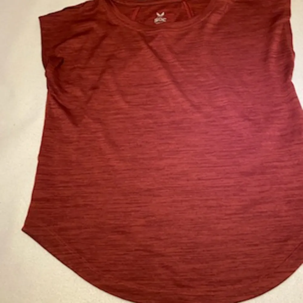 Glansig röd gympa t-shirt storlek 234/140, från soc.. Sport & träning.