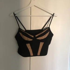 Fest topp - fin croppad fest top, använd en gång för en kompis födelsedag så den är i nyskick 💗 väldigt stretchig