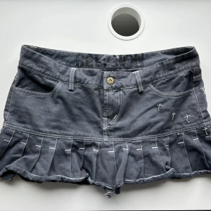 Mini kjol  - Mörk grå mini kjol i storlek medium/38. Bra skick✨