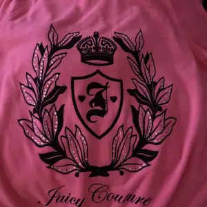 Juicy couture tröja. Väl använd J saknas från dragkedjan men den funkar utan problem ändå o dra upp o ner!! skicka för mer info 🌸