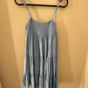 Ljusblå kortare volang kjol 