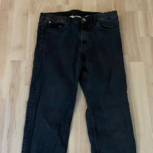 Jeans  - Skick 9/10. Jeans köpta på hm för typ 150 kr, stil = slim fit. Inga defekter alls. Har storlek 164 cm - 14 year. Dem passar storlek XS.