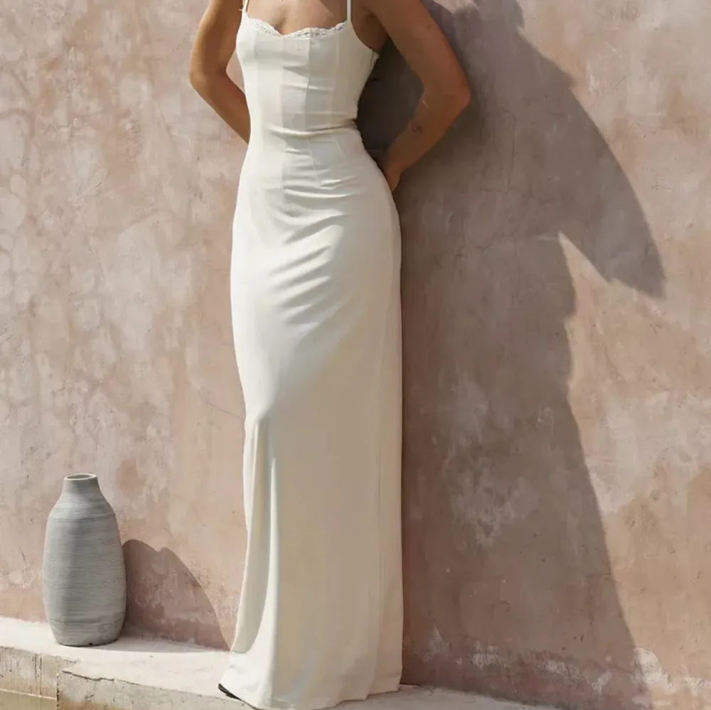 Säljer denna super söta lång klänning från meshki då den tyvärr inte passar i storlek 🩷 Endast provad. Passar till bal eller som en sommar klänning 🩷nypris 1500kr. Klänningar.
