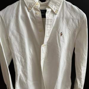 Vit Ralph Lauren skjorta i storlek S. Inga fläckar, slitningar eller skavanker💕
