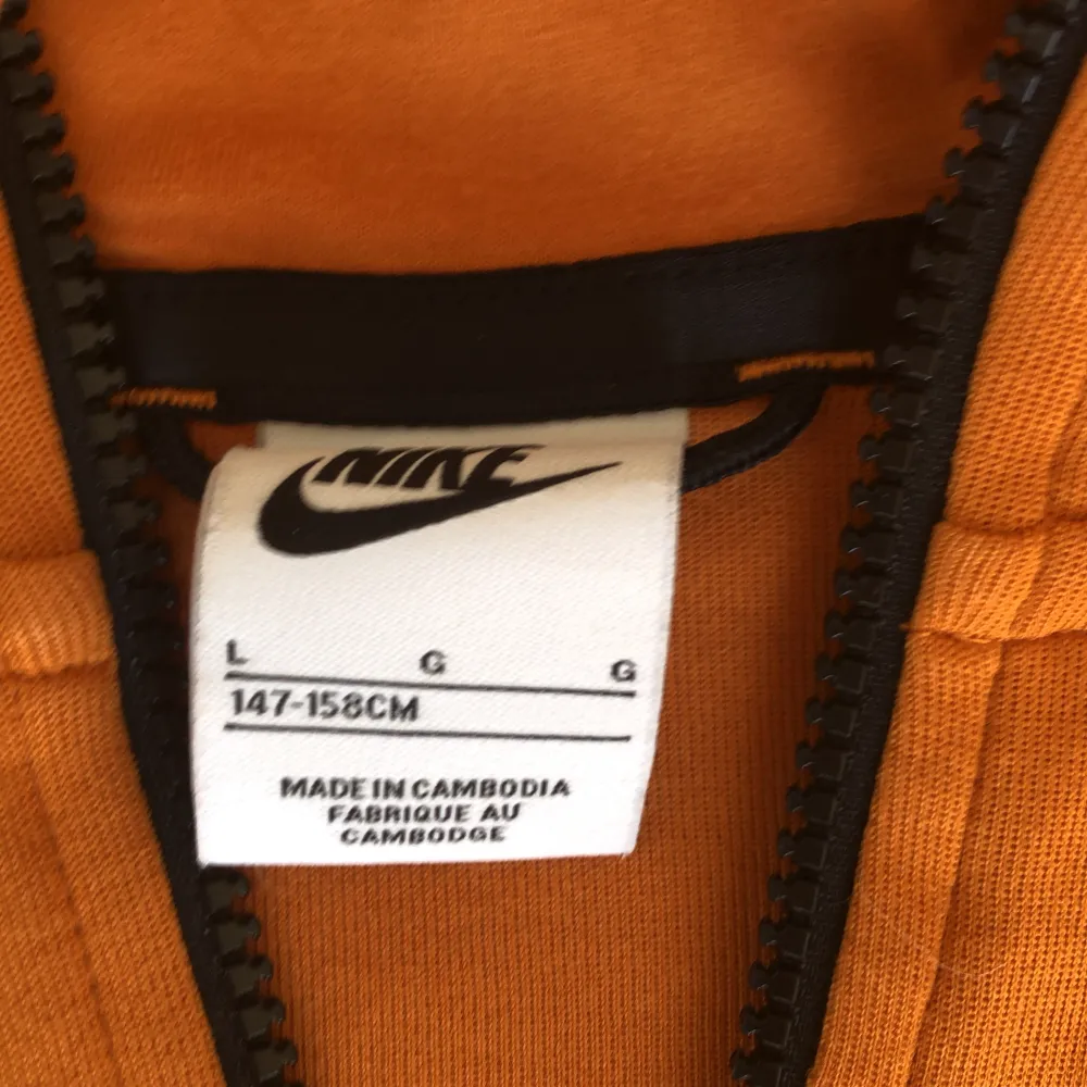 Hej! Jag säljer min Nike tech som är orange. Den är i bra skick och priset kan diskuteras.. Hoodies.
