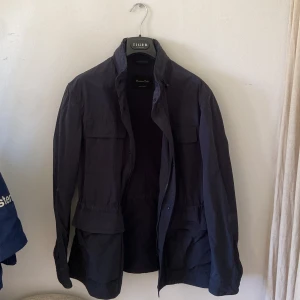 Massimo duttti field jacket - Snygg massimo dutti vår, sommar, höst och regn jacka med grym passform! Nypris 1599kr Strl M