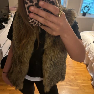 Pälsväst  - Superfin pälsväst från Stradivarius i storlek M! Sparsamt använd 