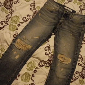 Calvin Klien jeans NYSKICK - Hej! Ck jesns som är ca 2 månader gammal. Använda ca 5 ggr. Storlek 30/32 32 längd 30 midjan Nypris 1499kr.