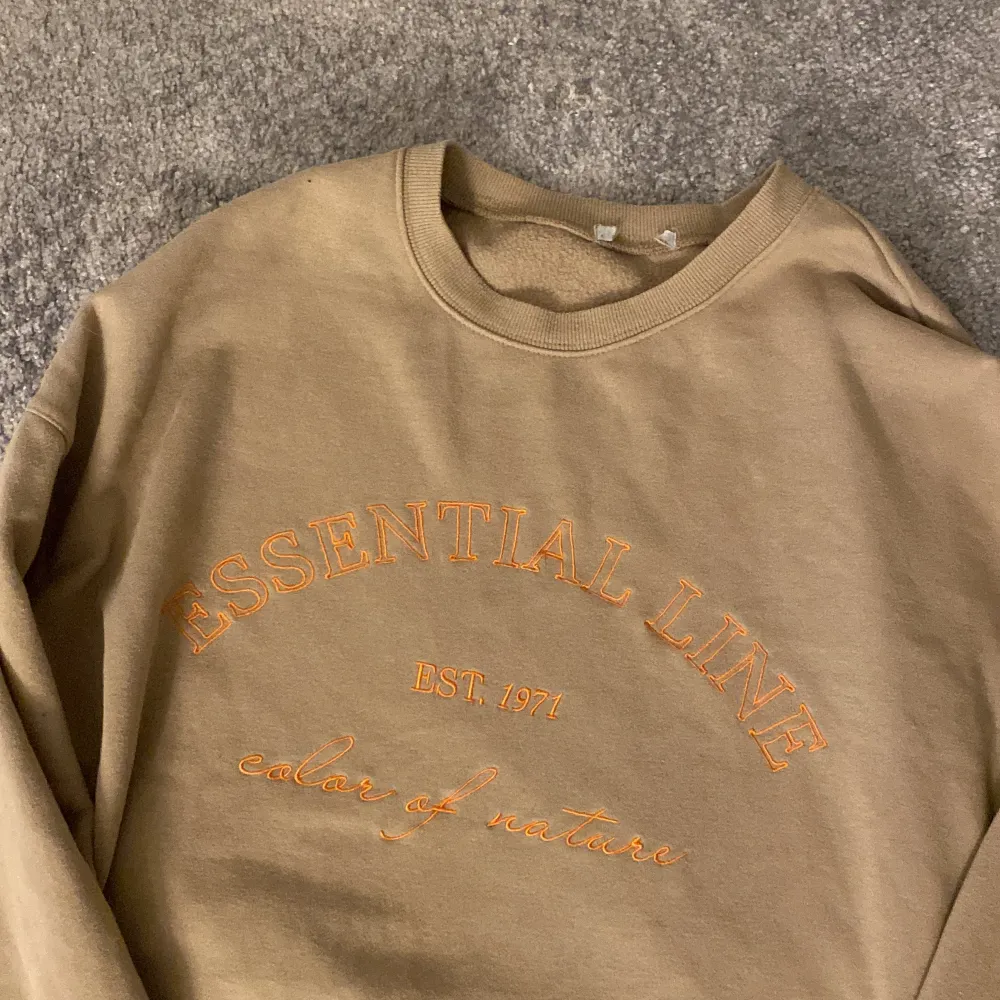 En beige sweatshirt med text, som är i bra material🩷. Tröjor & Koftor.