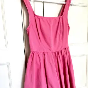 Rosa klänning med ”korsett midja” som sitter supersnyggt på. Ordinarie storlek 38 men passar också 36. Köpt från ASOS.