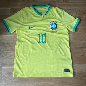 Brasilien tröja med neymar - Fotbolls tröja Aldrig använd bara testad. Skön och snygg