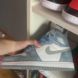 Jordans storlek 40 - Säljer dom för jag inte använder de de är använda 1 gång och de är riktigt fetta   Kom med bud eller prisförslag 