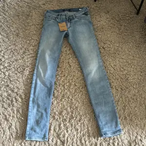Säljer ett par Replay jeans för barn. Dom är ljusblåa strl 150. Skicket är jättebra och är typ helt nya, dom passar bra nu till sommaren med den ljusa färgen. Skriv till mig om ni vill ha fler bilder 😁