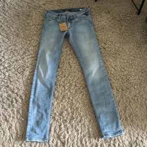 Replay jeans barn (slim fit) - Säljer ett par Replay jeans för barn. Dom är ljusblåa strl 150. Skicket är jättebra och är typ helt nya, dom passar bra nu till sommaren med den ljusa färgen. Skriv till mig om ni vill ha fler bilder 😁