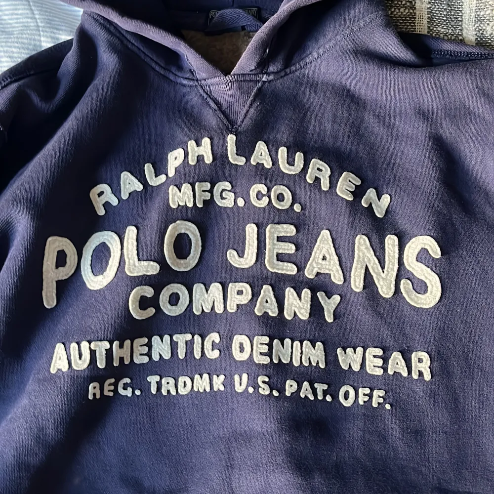 Säljer denna snygga hoodien från Ralph Lauren. Den är storlek L och är i jättebra skick. Nypris cirka 3000kr men säljer för 600kr. Hoodies.