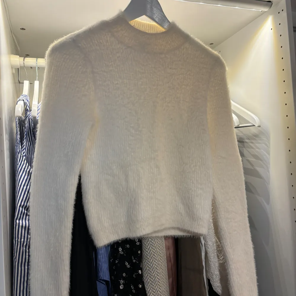 Vit, mjuk tröja i storlek XS. Aldrig använd. Nypris 599kr säljer för 100kr + frakt!. Tröjor & Koftor.