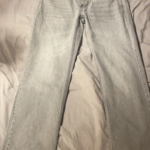 Jeans från lager  - Har aldrig använt dom dom är för stora pågrund av att dom är nya säljer jag dom för 400 tror dom kostar mellan 400-500 kronor igenkligen 