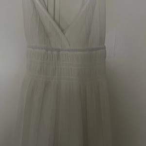 Mycket snygg klänning stl large passar även xl den har endast hängt i garderoben är ny från Gina Tricot