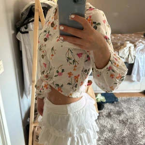 Blus/skorta - Säljer en jättefin blus/skorta som tyvärr blivit för liten för mig💕den är i jättefint skick och nästan aldrig använd💕inga fläckar eller hål💕