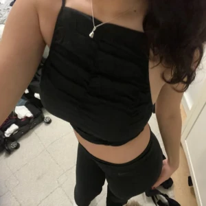 Topp - En svart topp med öppen rygg. Super vacker nu under sommaren.  Den var för tajt i midjan för mig. Pris kan diskuteras Du betalar frakt som VANLIGT