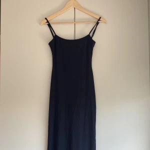 Svart långklänning  - Säljer min svarta långklänning från Bershka, skims liknande. Cirka 125 cm lång. Orginal pris 289kr. Fint skick 🌸