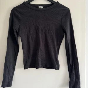 Svart topp med långa armar - Använd flitigt men bra skick, ribbad. 