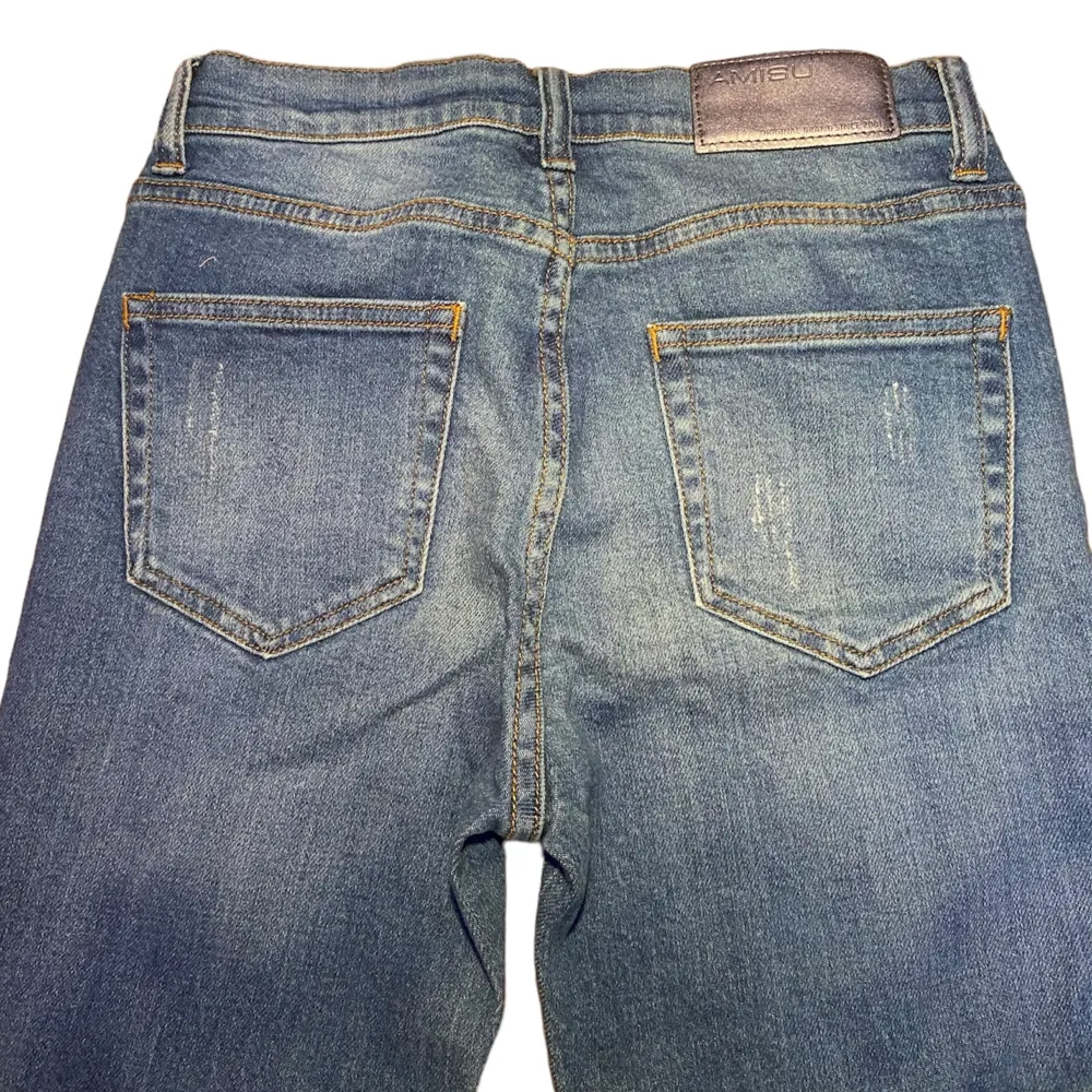 Gulliga jeans med pärlor där nere, 32cm rakt över på midjan,skrivit till mig om ni vill ha mer info 🤗. Jeans & Byxor.